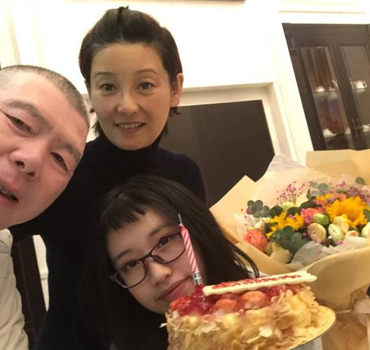 澳门管家婆100%精准天天和冯小刚养女高中毕业与冯小刚收养的女儿